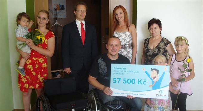 Vozík na míru usnadní Davidovi pohyb a péči o syna