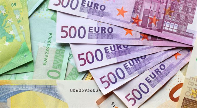 Česká vláda termín přijetí eura nestanoví. Měli bychom jít cestou Chorvatska? 