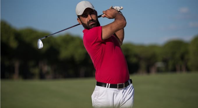 Šikovně investoval naspořené peníze, teď hraje golf