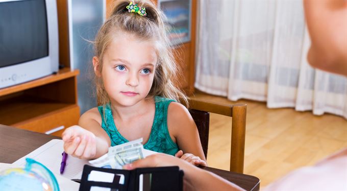 Dětem kapesné od rodičů často nestačí, neumějí s financemi hospodařit